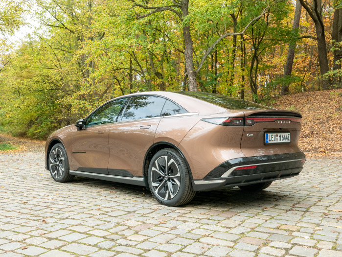 Das Heck des Mazda 6e hat einen kleinen Spoiler, der elektronisch ausgefahren werden kann. (Bild: Martin Wolf/Golem)