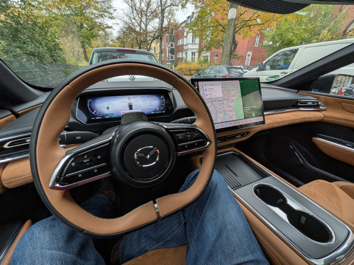 Der Innenraum des Mazda 6e mit seinen reichhaltigen Kunstlederoberflächen (Bild: Tobias Költzsch/Golem)