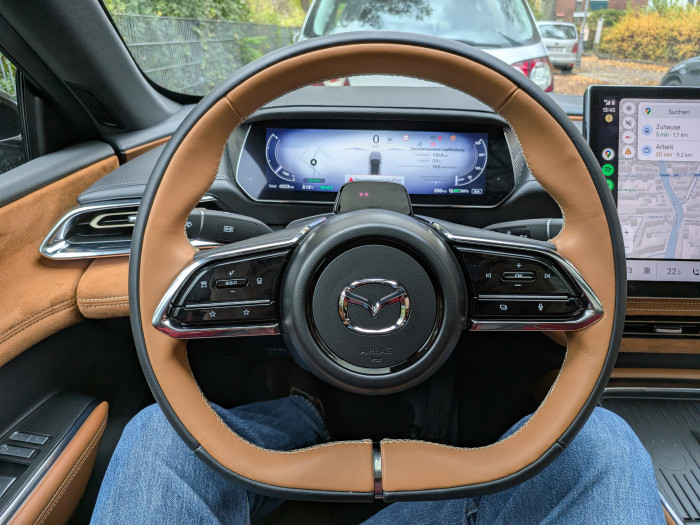 Das Lenkrad ist übersichtlich und fühlt sich angenehm an. (Bild: Tobias Költzsch/Golem)