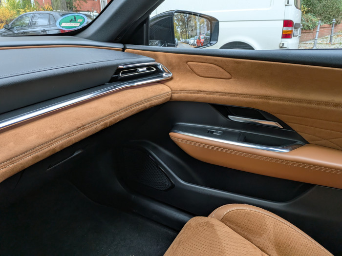 Auch bei den Türen hat Mazda nicht mit Lederapplikationen gespart. Unterhalb des Knies gibt es Hartplastik. (Bild: Tobias Költzsch/Golem)