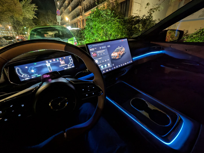 Der Mazda hat eine gut gemachte indirekte LED-Beleuchtung, die sich anpassen lässt. (Bild: Tobias Költzsch/Golem)