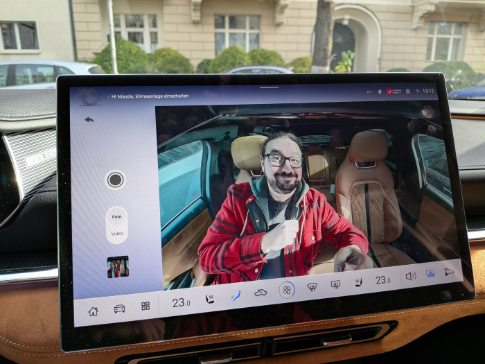 Der Mazda 6e hat eine Kamera im Innenraum, mit der sich auch Fotos aufnehmen lassen. (Bild: Tobias Költzsch/Golem)