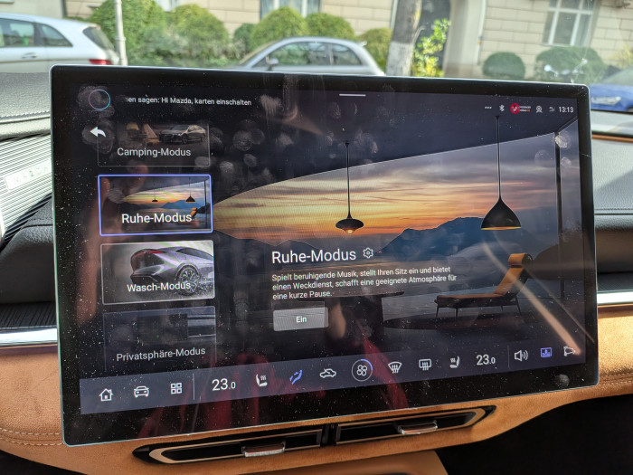 Der Mazda bietet verschiedene Innenraummodi. (Bild: Tobias Költzsch/Golem)