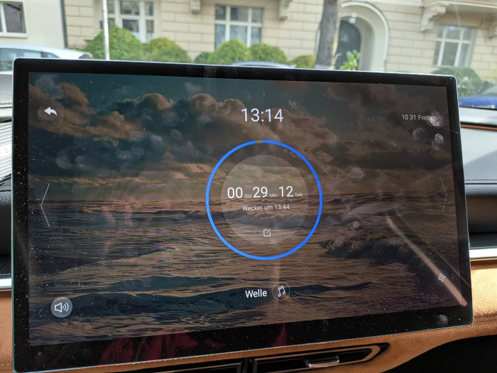 Der Ruhemodus spielt entspannende Musik und Naturgeräusche ab, während man sich auf dem zurückgefahrenen Fahrersitz entspannen kann - ideal für Ladepausen. (Bild: Tobias Költzsch/Golem)