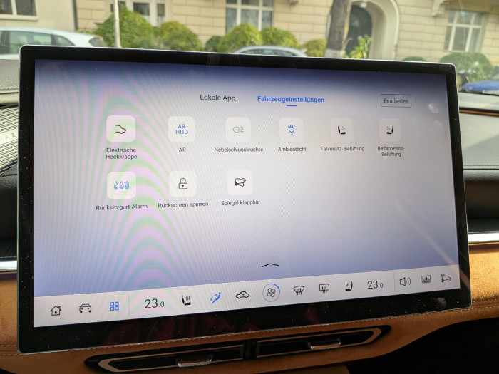 ... und direkten Zugriff auf verschiedene Fahrzeugfunktionen. (Bild: Tobias Költzsch/Golem)