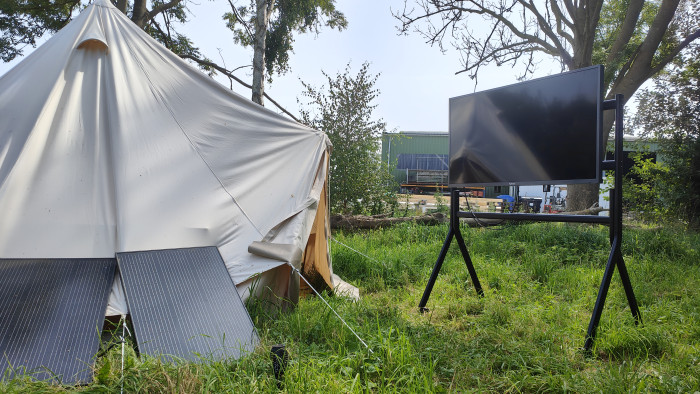 Neben einer kleinen Feuerstelle und dem zum Gaming-Cave umfunktionierten Zelt verbringt der Sylvox-Fernseher den Sommer. (Bild: Dennis Ziesecke)