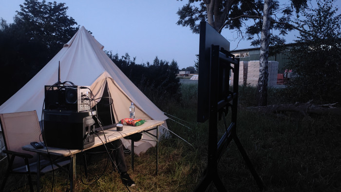 Urlaub im eigenen Garten ist entspannend, vor allem, wenn man nicht auf Technik verzichten muss. Ein Outdoor-Fernseher ist da aber vielleicht etwas übertrieben.