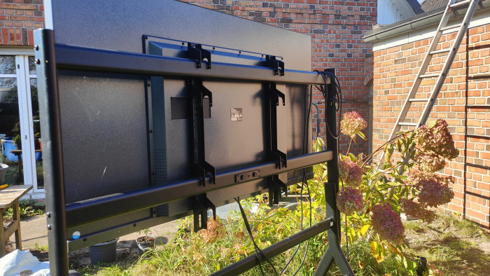 Der robuste Rollwagen eignet sich ebenfalls gut für den Außenbereich, der Fernseher sitzt zuverlässig in der Halterung.