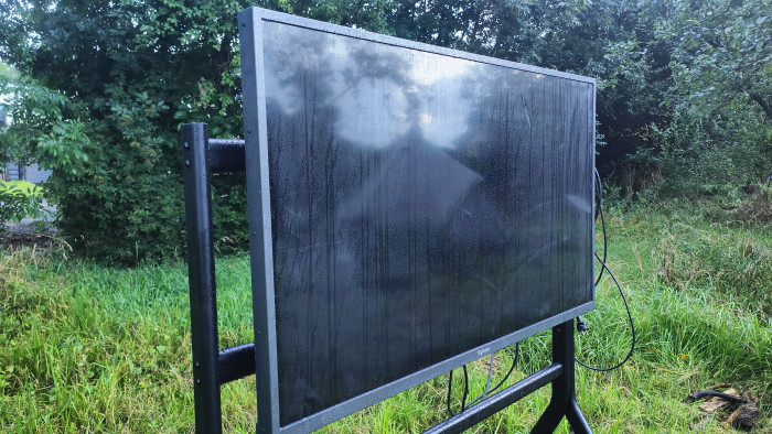 Regen kann dem Outdoor-TV nichts anhaben. Und der Sommer 2025 hat sich wahrlich Mühe gegeben, den Fernseher auf die Probe zu stellen.