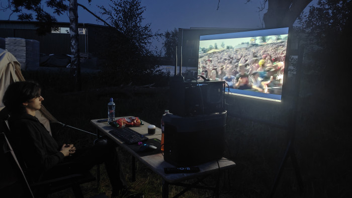 Es gibt deutlich unangenehmere Möglichkeiten, seinen Sommerabend zu verbringen, als mit dem Nachwuchs draußen Filme zu schauen und ein wenig zu zocken. (Bild: Dennis Ziesecke)