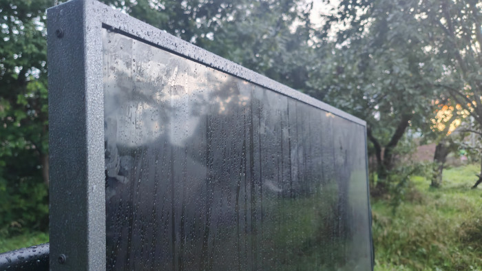 Der dicke Rahmen wirkt unmodern und klobig, Wasser kommt aber tatsächlich keines hindurch. (Bild: Dennis Ziesecke)