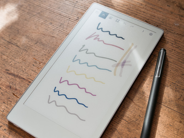 Die Farben wirken vor allem bei Auflicht für ein E-Ink-Tablet sehr kräftig. Es gibt auch eine dezente Hintergrundbeleuchtung. (Bild: Tobias Költzsch)