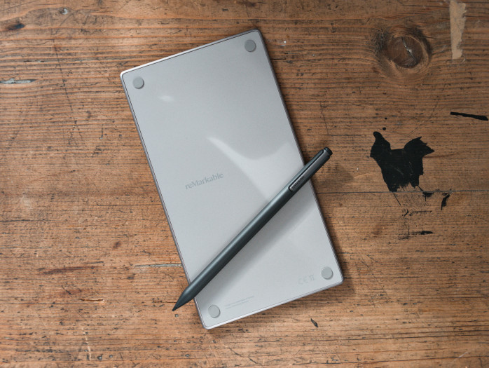 Die Rückseite ist aus einem matten, griffigen Kunststoff. (Bild: Tobias Költzsch/Golem)