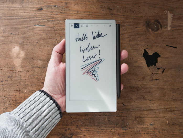 Das Paper Pro Move lässt sich bequem in einer Hand halten - es ist kompakt und wiegt nur 230 Gramm. (Bild: Tobias Költzsch/Golem)