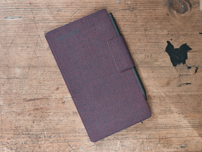 Für das Paper Pro Move stehen drei Hüllen zur Verfügung - hier das Mosaic-Wave-Cover für 99 Euro zusätzlich. (Bild: Tobias Költzsch/Golem)