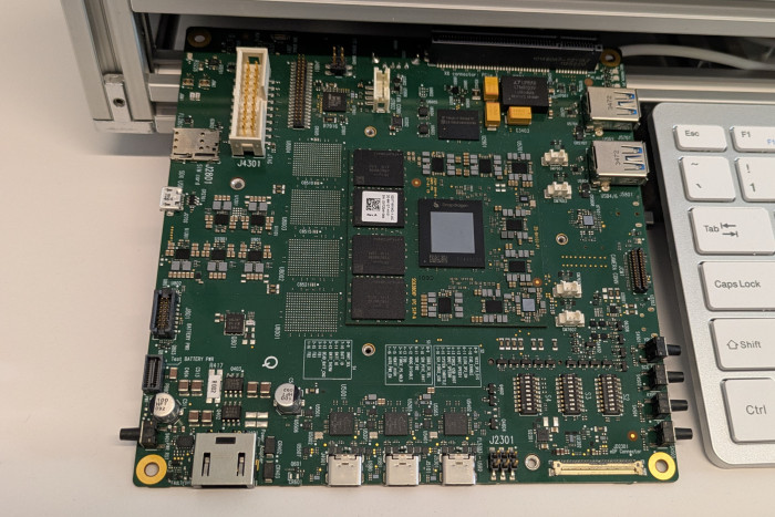 Den Dragonwing IQ-X gibt es auf einer fertigen Platine mit Speicher und Spannungswandlern - die kleine in der Mitte -, die auf ein Mainboard aufgelötet wird. (Bild: Johannes Hiltscher/Golem.de)