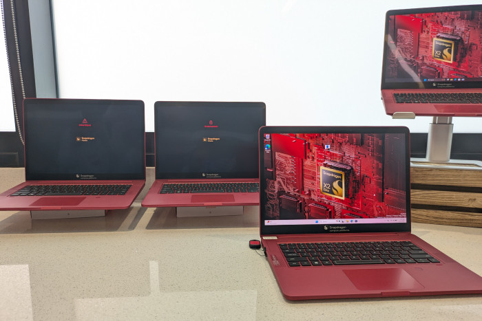 Mehrere Dutzend der 22-Watt-Laptops hat Qualcomm für die eigenen Entwickler. (Bild: Johannes Hiltscher/Golem.de)