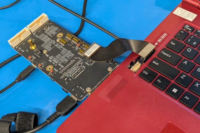 An der Seite befindet sich eine Debug-Schnittstelle. (Bild: Johannes Hiltscher/Golem.de)