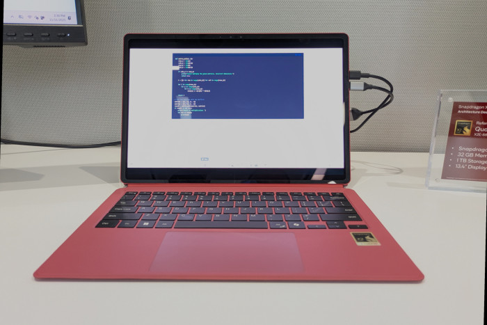 Der kompakteste Laptop ist ein Tablet mit Magnettastatur. (Bild: Johannes Hiltscher/Golem.de)