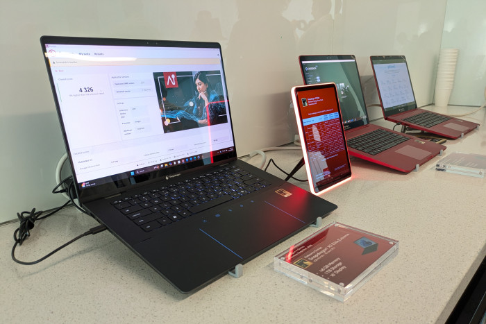 Im schwarzen Referenz-Laptop darf der Snapdragon X2 Elite Extreme ohne Leistungsbeschränkung rechnen. (Bild: Johannes Hiltscher/Golem.de)