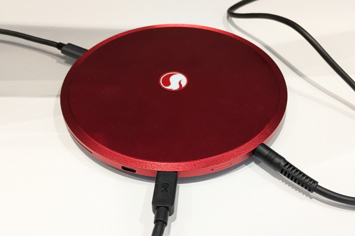 Zieht definitiv die Blicke auf sich: ein runder Mini-PC, nur etwas größer als eine CD. (Bild: Johannes Hiltscher/Golem.de)