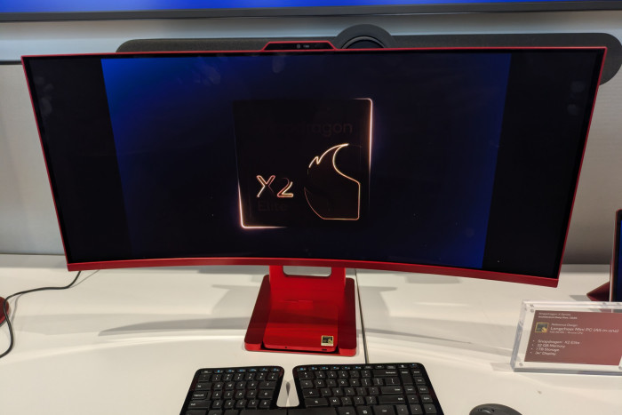 Bei diesem All-in-One-PC befindet sich der Mini-PC im Fuß. (Bild: Johannes Hiltscher/Golem.de)