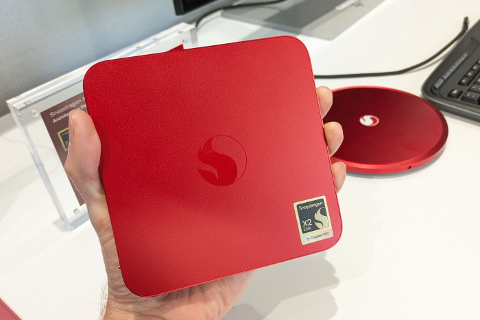 Für die meisten Hosentaschen ist der quadratische Mini-PC aus dem All-in-One-Gerät noch zu groß. (Bild: Johannes Hiltscher/Golem.de)