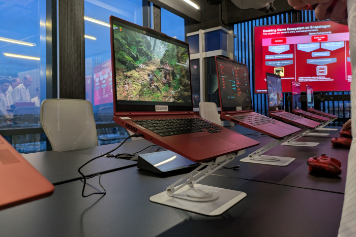 An fünf Laptops konnten wir Spiele testen. (Bild: Johannes Hiltscher/Golem.de)