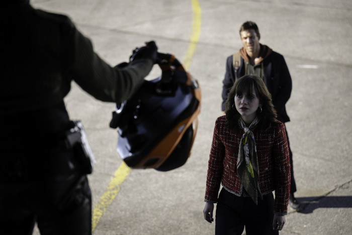 Ben Richards (Glen Powell) und Amelia Williams (Emilia Jones) werden von einem Profikiller gestellt. (Bild: Paramount Pictures)