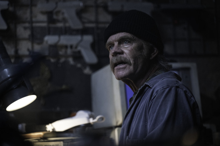 William H. Macy als Waffen- und Kostümlieferant, den Ben schon vor seiner Teilnahme bei The Running Man gut kannte (Bild: Paramount Pictures)