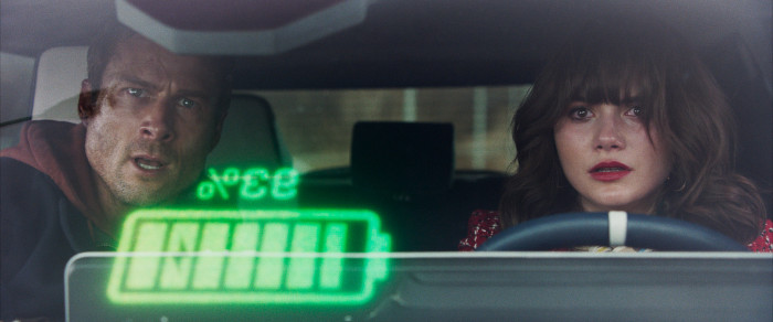 Für Regisseur Edgar Wright konnte die Batterieanzeige des Elektroautos offensichtlich gar nicht groß genug sein. (Bild: Paramount Pictures)