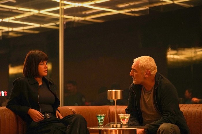 Bars und Nachtclubs sind modern reduziert gestaltet, könnten aber auch Orte von heute sein. (Bild: Studiocanal)