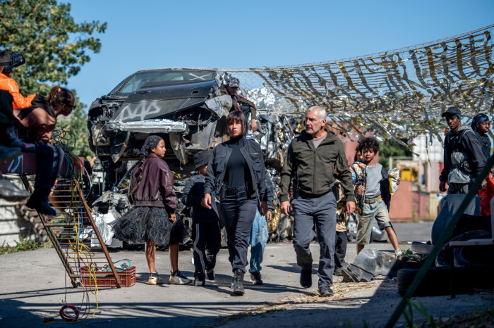 Die beiden Ermittler sind auch in der titelgebenden Zone 3, dem Armutsbereich von Paris, unterwegs. (Bild: Studiocanal)