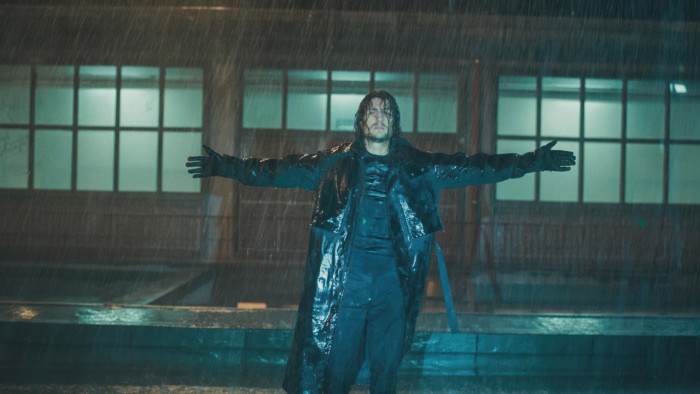 Jon Mafram (Louis Garrel) ist Anführer einer Revolutionsgruppe gegen die Zonenteilung und Polizei-KI Alma. (Bild: Studiocanal)