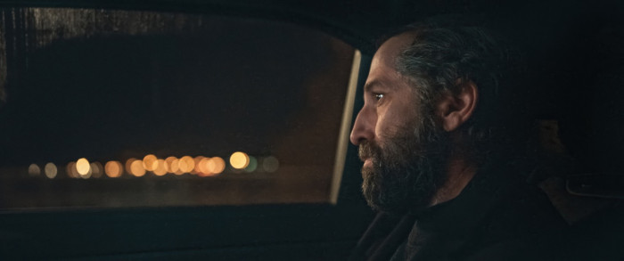 Thomas Bangalter (von der mittlerweile aufgelösten Band Daft Punk) spielt Alma-Erfinder George Kessel. (Bild: Studiocanal)