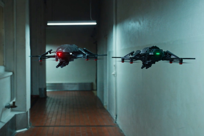 Almas Drohnen halten ihre kleinen Maschinenpistolen im Suchmodus schussbereit. (Bild: Studiocanal)