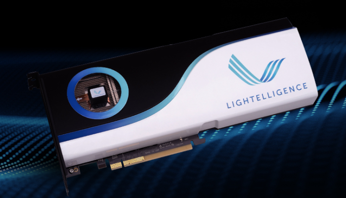 Lightelligence bietet seinen Hummingbird-ONOC als PCIe-Karte an. (Bild: Lightelligence)
