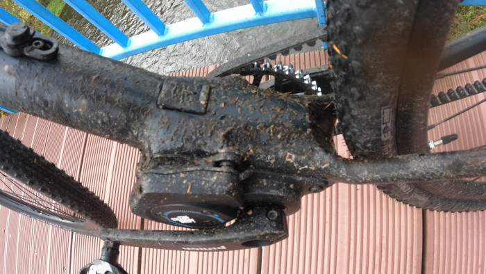 Der Ladeanschluss ist im Gelände fast augenblicklich mit Schlamm überzogen. (Quelle: Golem/Mario Petzold)