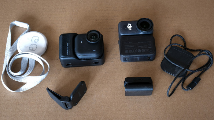 Auch beim Zubehör ähneln sich die Kameras, etwa bei Halsbändern und Klemmen. (Bild: Steinlechner / Golem)