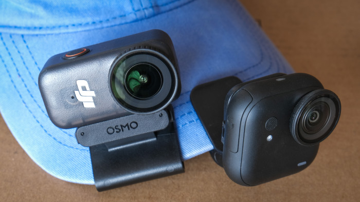 Mit den Klemmen lassen sich die Actioncams etwa an einer Cap befestigen. (Bild: Steinlechner / Golem)