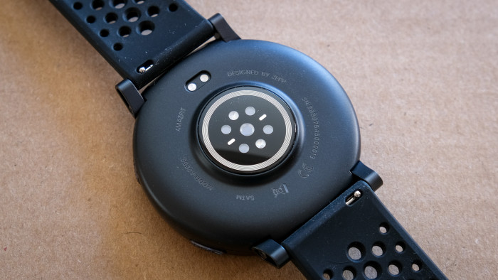 Auf der Rückseite befindet sich der Lade-Pin und der Sensor. (Bild: Steinlechner/Golem)