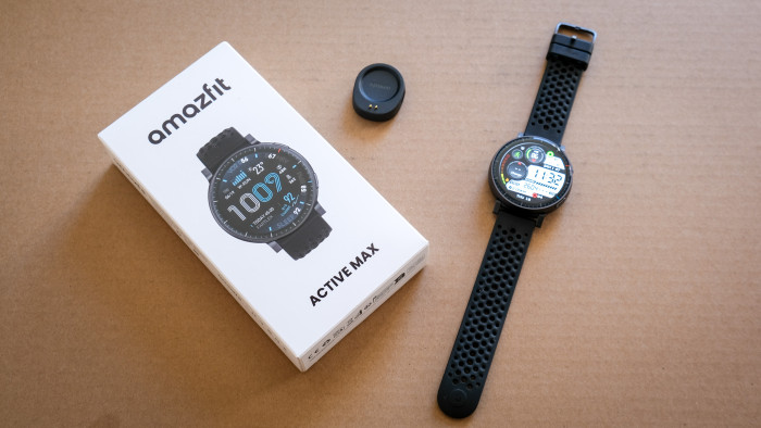 In der Packung ist neben der Uhr auch ein Ladepuk (wird per USB-C angeschlossen). (Bild: Steinlechner/Golem)