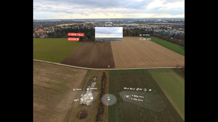 Im Flug sehen wir die wichtigsten Informationen am Bildschirmrand. (Bild: Steinlechner / Golem)