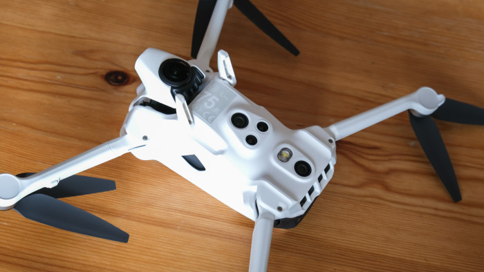 Die untere Linse wird beim Aufsetzen von automatisch ausfahrenden Standfüßchen geschützt. (Bild: Steinlechner / Golem)