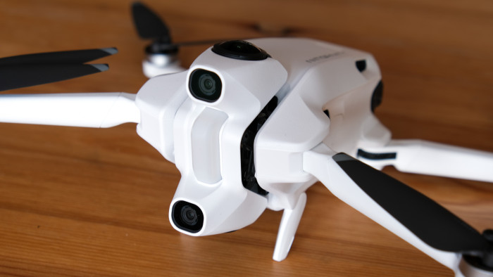 Hier sind die beiden Kameras für die Hindernisvermeidung zu sehen. (Bild: Steinlechner / Golem)