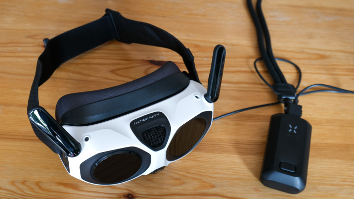 Das Display wird von einem Akku mit Energie versorgt, den wir uns um den Hals hängen. (Bild: Steinlechner / Golem)