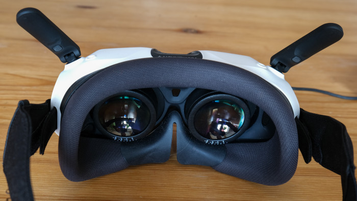 Das Headset sitzt erstaunlich angenehm und ist schnell auf- und abgesetzt. (Bild: Steinlechner / Golem)