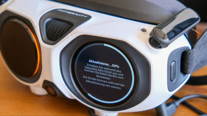 Nettes Detail: Links ist ein Display, das über Updates informiert und im Flug das Bild zeigt. (Bild: Steinlechner / Golem)