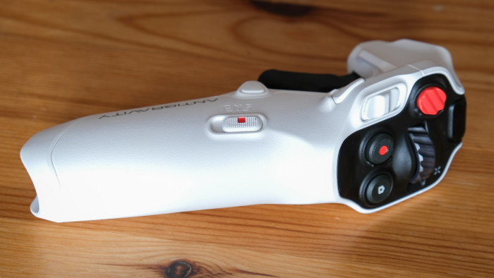 Der Controller liegt gut in der Hand und wirkt durchdacht. (Bild: Steinlechner / Golem)