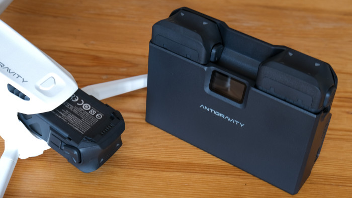 Die Akkuladestation nimmt nur zwei Akkus auf. (Bild: Steinlechner / Golem)